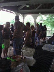 mb-Look-whos-taking-a-pic.jpg (84763 bytes)